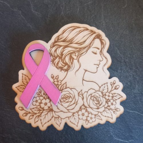 Magnet en bois Octobre rose avec portrait féminin, fleurs gravées et ruban rose en relief