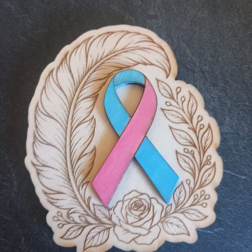 Magnet en bois gravé avec ruban rose et bleu en relief, plume et fleurs, en souvenir des bébés partis trop tôt